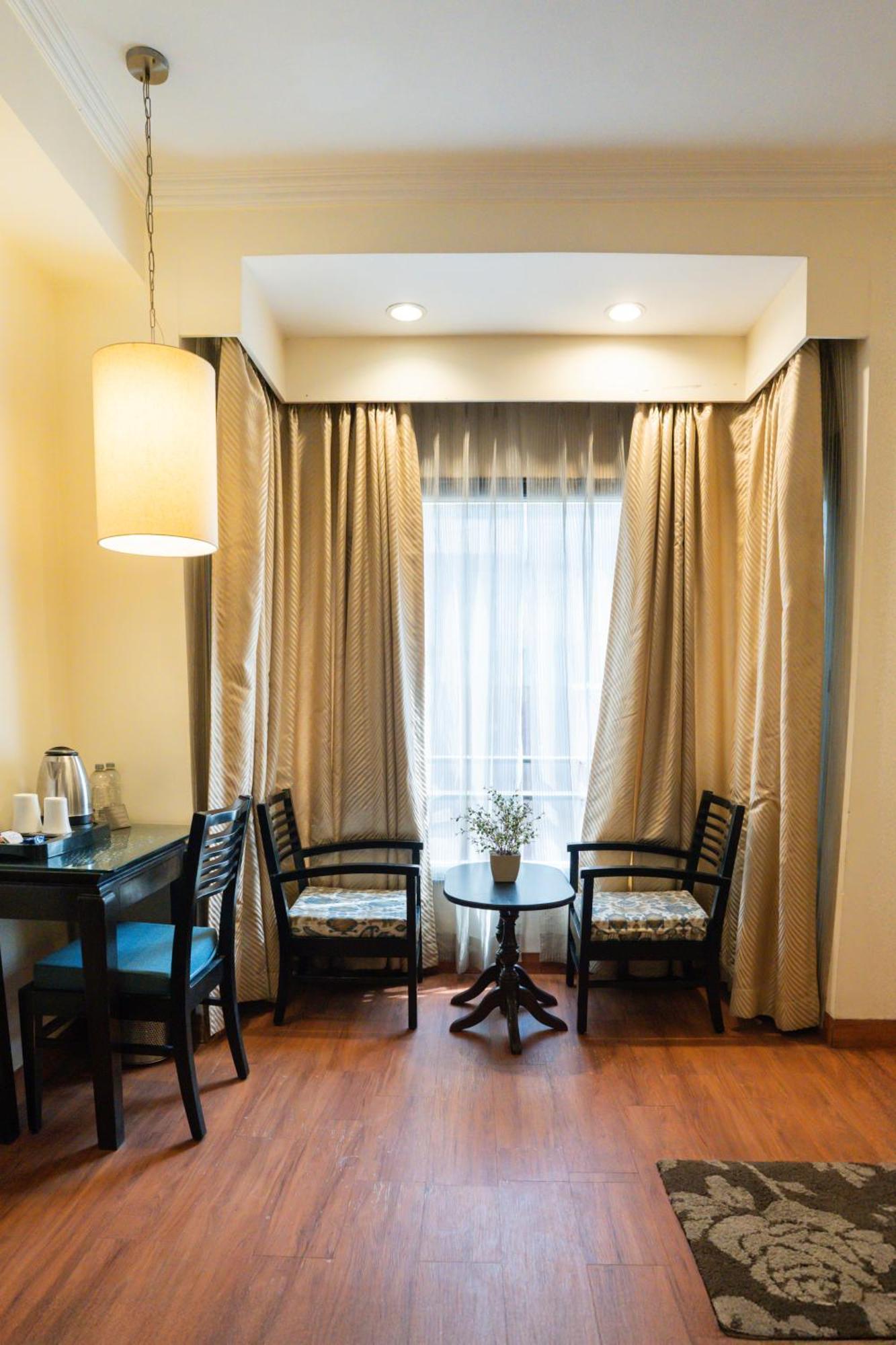 Ahuja Residency Cyber City II Gurgaon Esterno foto