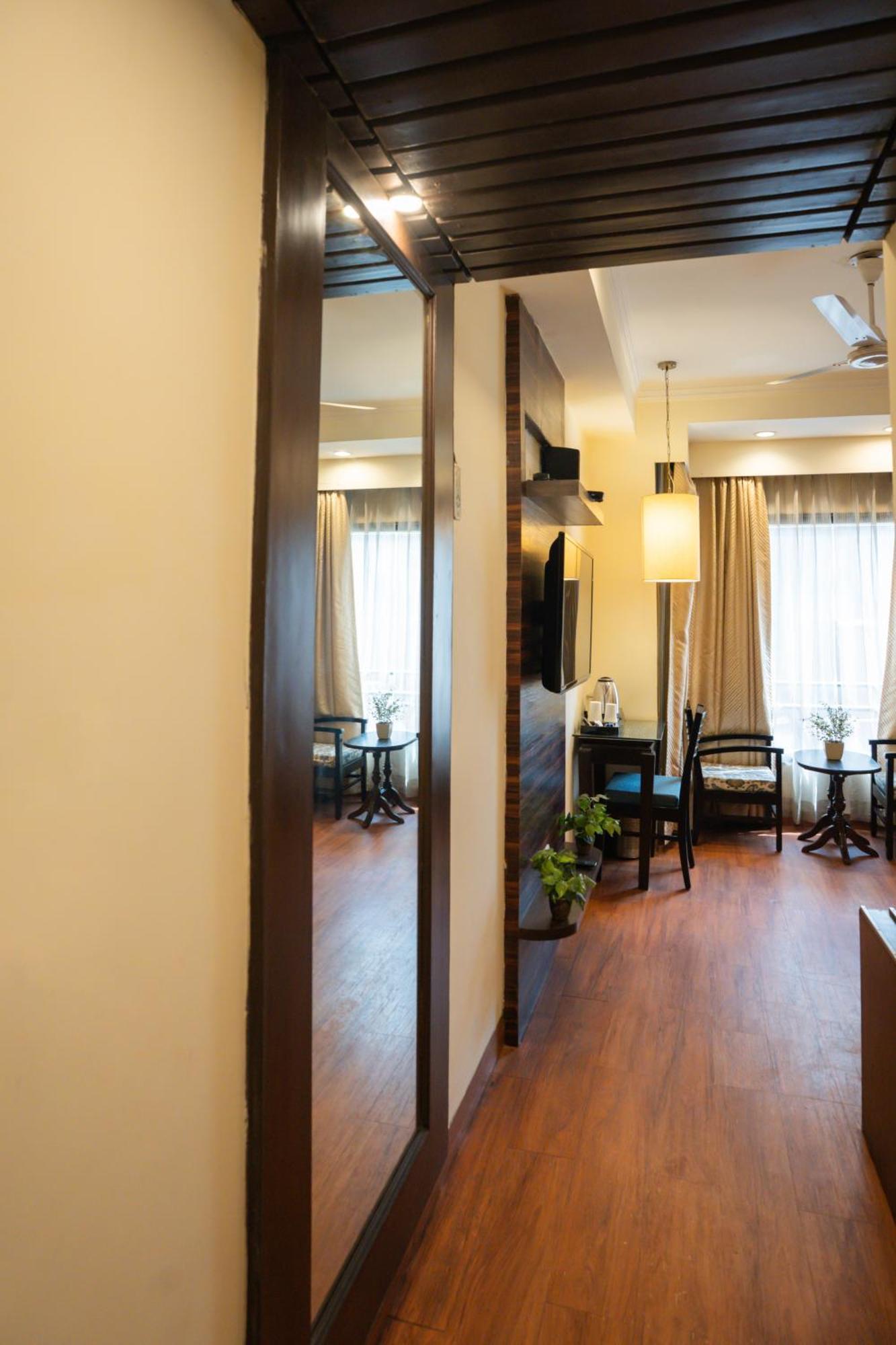 Ahuja Residency Cyber City II Gurgaon Esterno foto