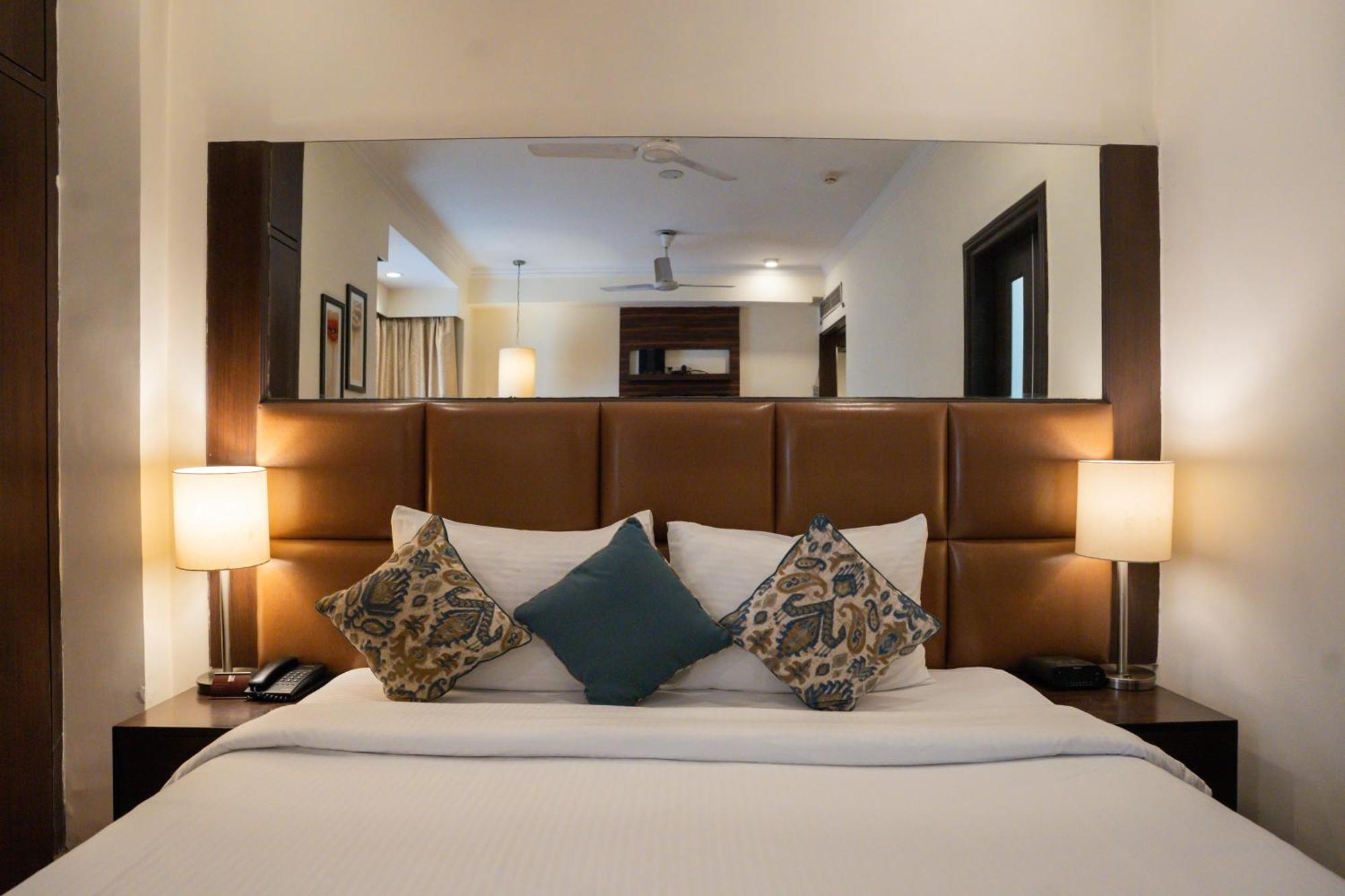 Ahuja Residency Cyber City II Gurgaon Esterno foto